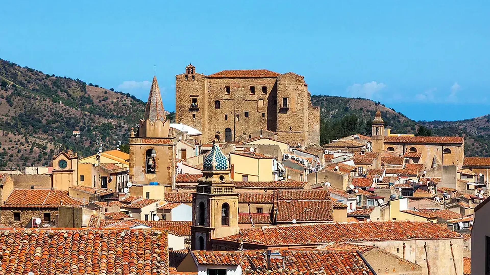 Un borgo delle Madonie in inverno: a febbraio i paesi della zona vivono la loro stagione di carnevale